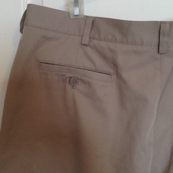 Nike Dri-Fit Men's Golf Bermuda Shorts Size 40 Golfing Beige Khaki Flat Front - Picture 7 of 9